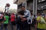 Egypten. En såret bæres væk efter sammenstød i Kairo fredag mellem soldater og tilhængere af Det Muslimske Broderskab. 
