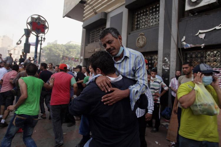 Egypten. En såret bæres væk efter sammenstød i Kairo fredag mellem soldater og tilhængere af Det Muslimske Broderskab. 