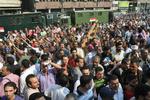 Protest. Demonstranter, der støtter regeringen, er lørdag forsamlet uden for al-Fatah-moskeen, hvor tilhængere af Det Muslimske Broderskab og den afsatte præsident Morsi har barrikaderet sig. 