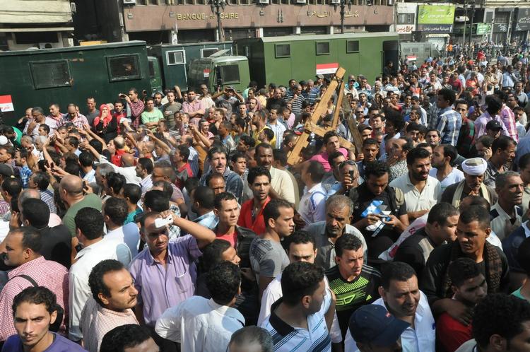 Protest. Demonstranter, der støtter regeringen, er lørdag forsamlet uden for al-Fatah-moskeen, hvor tilhængere af Det Muslimske Broderskab og den afsatte præsident Morsi har barrikaderet sig. 