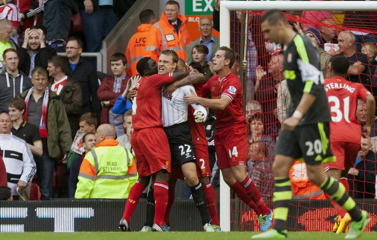 Kaos. Liverpools nye målmand reddede sejren tre minutter før tid, da han snuppede et straffespark. 
