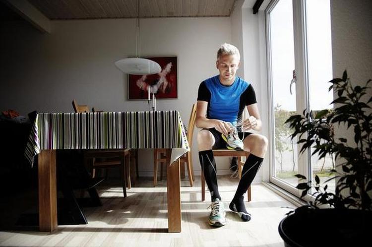 Løbeturen og resten af livet som travl familiefar skal ikke bremses af smerter, så Kasper Christensen tager som de fleste andre danskere håndkøbsmedicin flere gange hver måned. 
