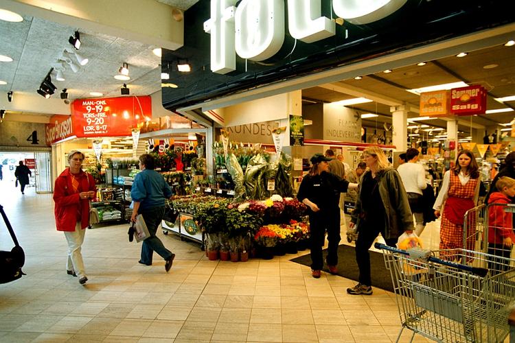 bæredygtighed. Hvis det står til Verdensnaturfonder og Danmarks Naturfredningsforening skal supermarkederne i fremtiden stille krav om bæredygtighed, når de køber varer ind til os kunder. 