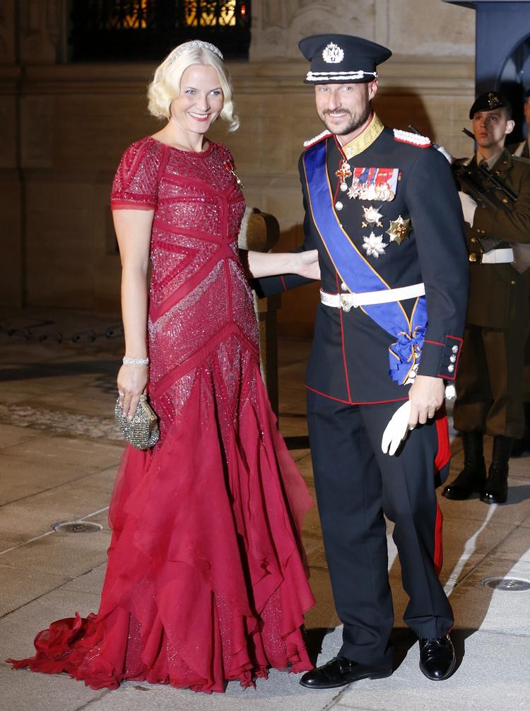 Mette-Marit. Her ses hun med sin Haakon. 