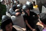 HÅBLØST. En ulovliggørelse af Det Muslimske Broderskab vil ikke løse Egyptens grundlæggende problemer ifølge ekspert. Her rydder politiet en moske, hvor tilhængere af broderskabet opholdt sig. 