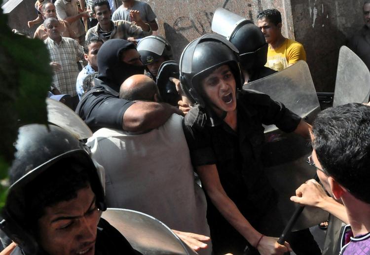 HÅBLØST. En ulovliggørelse af Det Muslimske Broderskab vil ikke løse Egyptens grundlæggende problemer ifølge ekspert. Her rydder politiet en moske, hvor tilhængere af broderskabet opholdt sig. 
