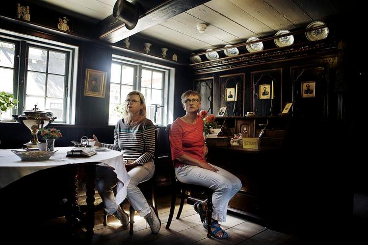 Ændring. Nu skal der siges Nederlandene og ikke Holland, mener Mette Maltesen (tv.), efter at hun er blevet præsenteret for Lis Thavlovs (th.) nye tese om indvandringen på Amager. 