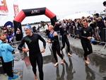Triatlon. Smil og ømme arme ved skiftet fra 3,8 km. svømning til 180 kilometer cykling ved dagens Ironman i København. 