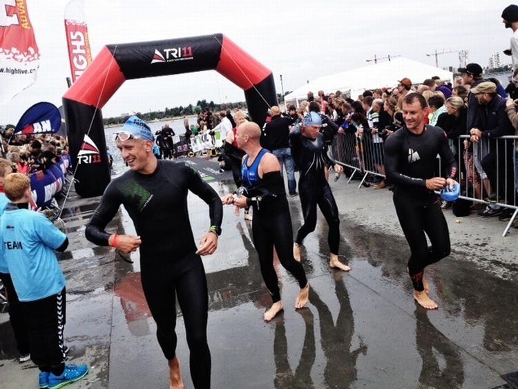 Triatlon. Smil og ømme arme ved skiftet fra 3,8 km. svømning til 180 kilometer cykling ved dagens Ironman i København. 