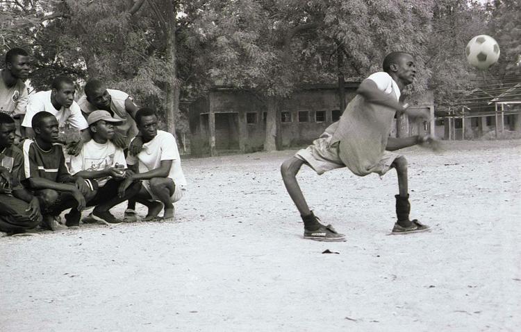 LIDELSE. Som seksårig blev nigerianske Isa Abdullahi forkrøblet af polio. Nu er sygdommen tæt på udryddelse. Men det er svært at bekæmpe den i de sidste 'lommer' på grund af konflikter med militante muslimer. 