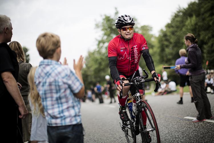 Ironman. Der bliver kæmpet på vej op af Geels bakke ved Holte, hvor 2.600 triatleter i dag kæmper form at gennemføre i alt 180 kilometers cykling. Bagefter står den på et marathon. 