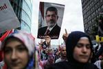 KONFLIKT. Striden mellem tilhængere af den islamistiske præsident Morsi og de mere sekulære kræfter i Egypten har bredt sig til andre lande. Her demonstrerer Morsistøtter i Berlin. 