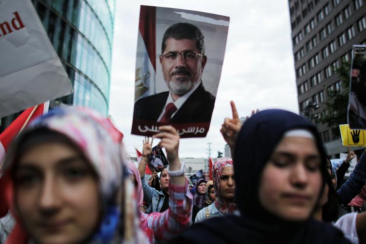 KONFLIKT. Striden mellem tilhængere af den islamistiske præsident Morsi og de mere sekulære kræfter i Egypten har bredt sig til andre lande. Her demonstrerer Morsistøtter i Berlin. 