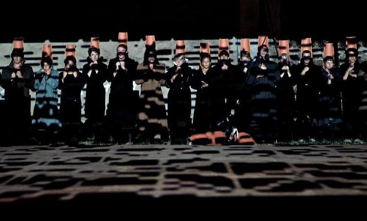 TEGLSTENSTEATER. Teglsten spiller en hovedrolle i franske Le G. Bistakis 'Cooperatzìa: The Trail'. 