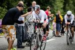 Ironman. Tilskuere hepper, da Kronprins Frederik kravler op ad Geels Bakke under dagens Ironman. 