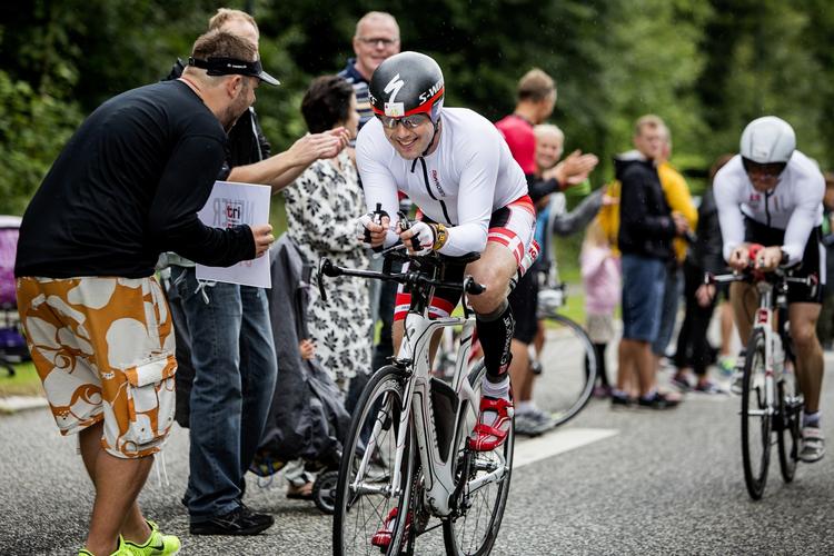 Ironman. Tilskuere hepper, da Kronprins Frederik kravler op ad Geels Bakke under dagens Ironman. 