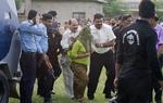 BLASFEMI. Pakistanske betjente eskorterer barnet ud af fængslet i Razalpindi efter hendes løsladelse i sag om påstået afbrænding af koransider. 