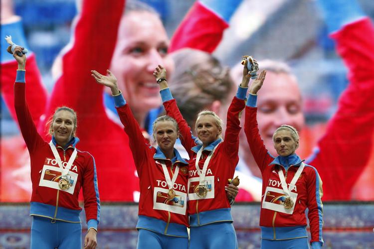 FORBUDT. I forbindelse med præmieoverrækkelsen i 4x400 meter markerede russerne deres holdning til homoloven ved at kysse på podiet. 