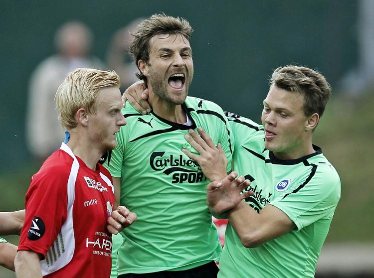 MÅLSCORER. På et oplæg fra Emil Larsen (th.) scorede Morten Skoubo sit mål nummer 50 i Superligaen. 