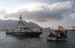 SØ-'SLAG': Britisk patruljebåd ved en af et af de spanske fiskefartøjer i protestdemonstrationen ud for Gibraltar. 
