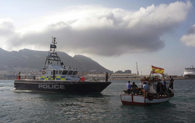 SØ-'SLAG': Britisk patruljebåd ved en af et af de spanske fiskefartøjer i protestdemonstrationen ud for Gibraltar. 