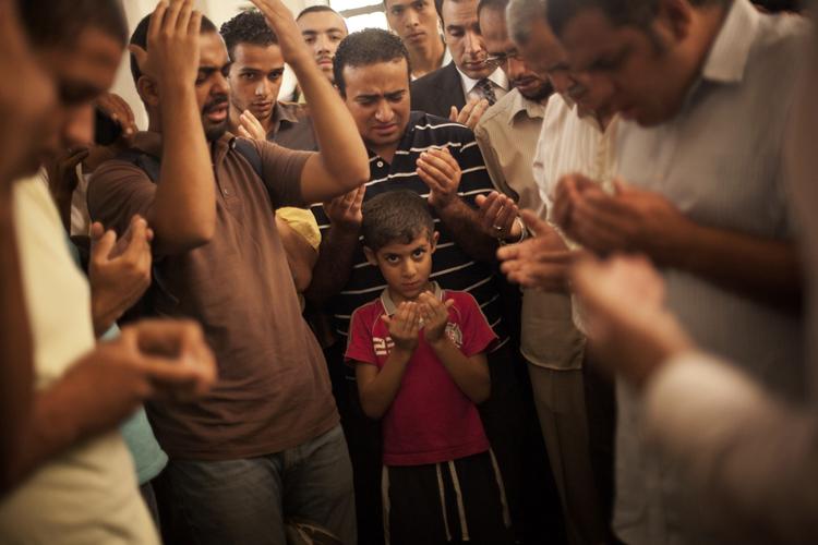BISÆTTELSE. En 38-årig mand begraves i Kairo. Manden er søn af en af Det muslimske Broderskabs ledere. Han egen søn deltog i ceremonien i al-Hamed-moskeen i Katameyakvarteret i Kairo. 