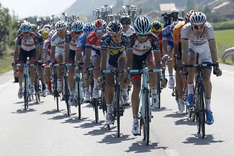 FORGÆVES. Tom Dumoulin (til højre i hvidt) under sommerens Tour de France. 