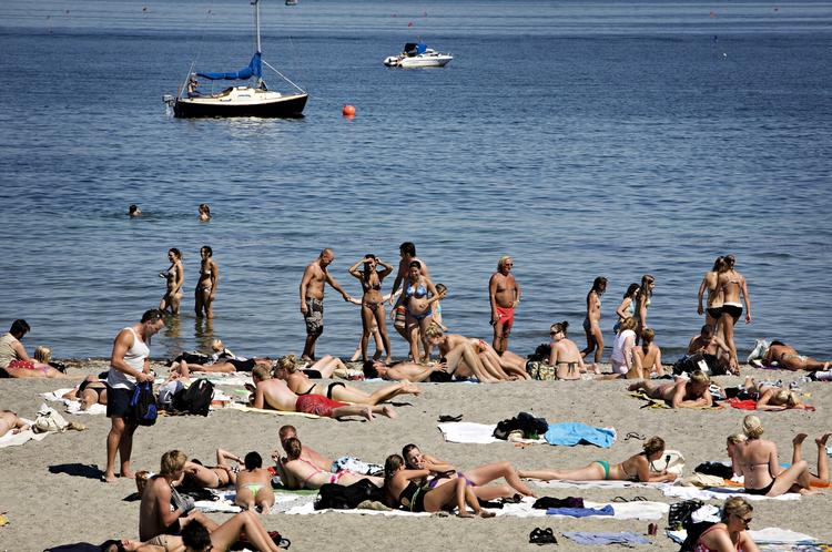 Puritanske. Danske kvinder bader ikke ikke længere topløse, hverken i bølgen blå eller oppe i solen og sandet. 