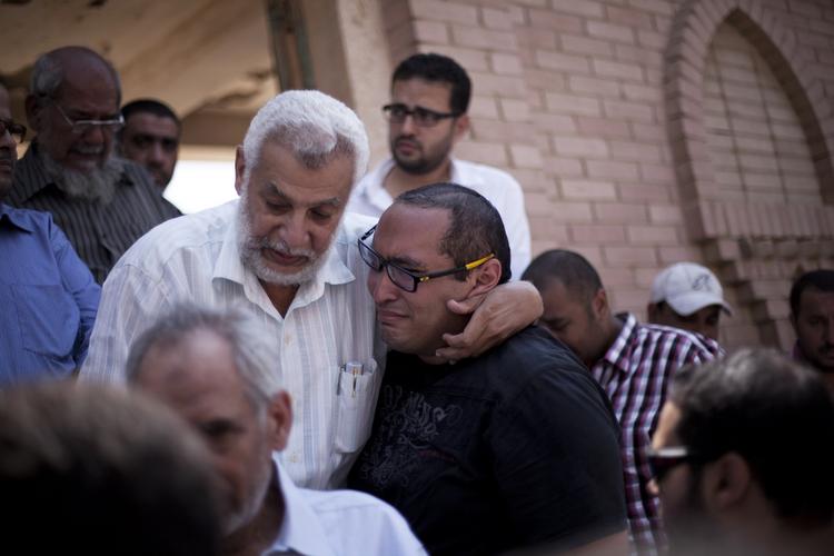 Sorg. Mindst 830 mennesker er dræbt i Egypten siden i onsdags under uroligheder og gadekampe mellem sikkerhedsstyrker og tilhængere af den afsatte præsident Mohamed Morsi og islamisterne i Det Muslimske Broderskab. Foto: 