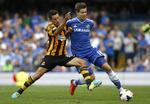 overmatchet. Hull fik lige som de to andre oprykkere ikke point i premieren, hvor Marco van Ginkel (th.) også holdt Robert Koren fra bolden. 