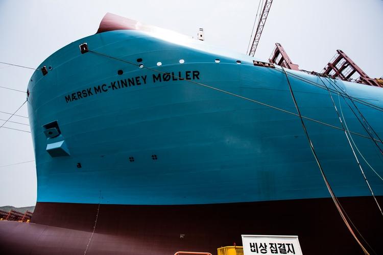 Størst. Verdens største containerskib sejler under Storebæltsbroen på tirsdag. Arkivfoto: 
