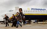 penge. Ryanair sparer på alt for at tjene penge. En ny spareide er at gøre det så dyrt at medbringe bagage, at folk kun tager håndbagage med. 
