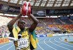 FARVEL. Pigskoene, der sikrede Usain Bolt den tiende VM-medalje, blev smidt ud til publikum i Moskva. 