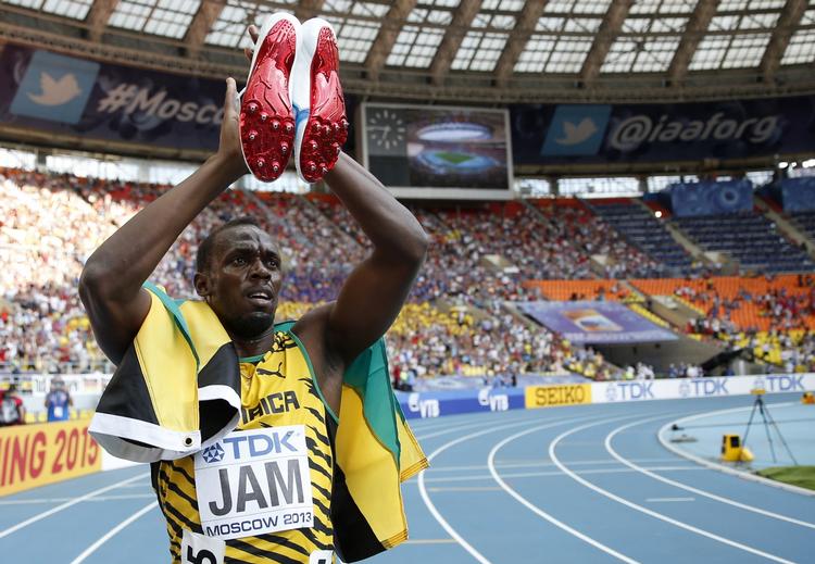 FARVEL. Pigskoene, der sikrede Usain Bolt den tiende VM-medalje, blev smidt ud til publikum i Moskva. 