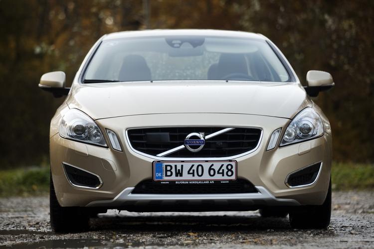 CO2-duks. En stor bil som Volvo S60 kan godt havne i den gunstige klasse, når det gælder CO2-udsliop. Bare man vælger den rigtige motor. 