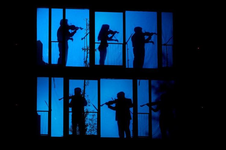 Kludetæppe. Violinister fanget i Jakob Kvists smukke lysinstallation. 