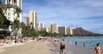 Hawaii. Hele tre kilometer sandstrand på Waikiki Beach. 