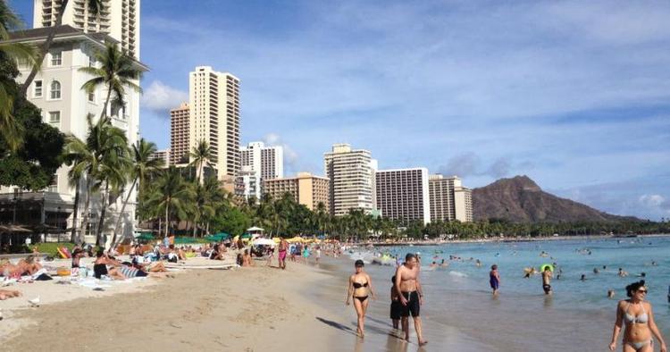 Hawaii. Hele tre kilometer sandstrand på Waikiki Beach. 