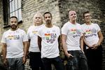 STØTTEFORENING. To Russia With Love er en særlig forening mod den russiske homolov, som i morgen demonstrerer i København ved at marchere fra Christiansborg til den russiske ambassade. På billedet ses stifterne af foreningen, fra venstre Søren Sønderstrup, Medea Lavalie, Fahad Saeed, Rune Eggers Sørensen og Morten Asbjørn Jensen. 