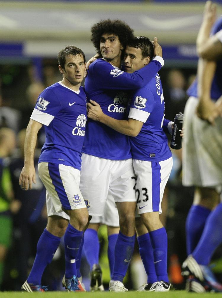 Eftertragtede. Marouane Fellaini (midten) og Leighton Baines (tv) er gode bekendte af David Moyes. Han hentede de to spillere til Everton, hvor de er de bærende aktører. 