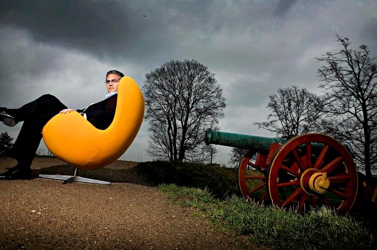 Kopi. Classic Forniture 4 You er et af de britiske firmaer, der sælger kopimøbler på internettet. Her er det en kopi af Arne Jacobsens lænestol, Ægget. 