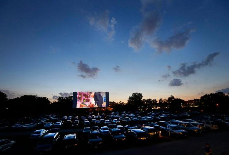 Bagsædekysseri. Drive-in biograferne vækker minder om f.eks. James Dean og 'Grease'. 
