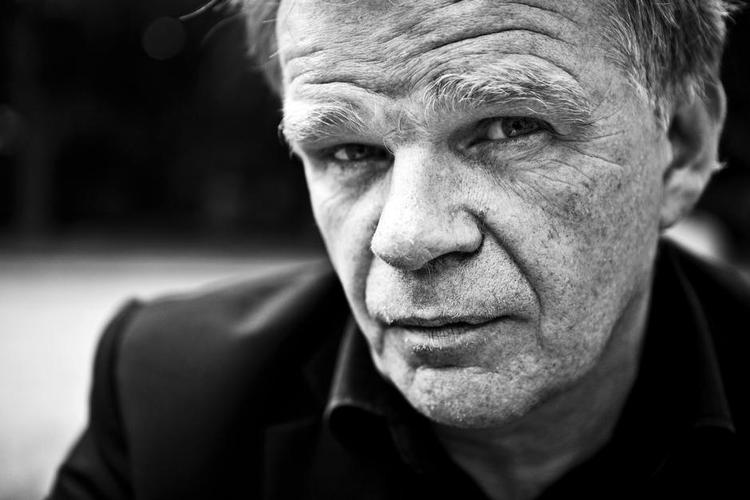 Kostelig. Figurgalleriet nærmer sig farcen, men romanen har som helhed også sagaens livslystne alvor. 