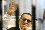 Fri. Hosni Mubarak hilser under appelretssagen i april i år. 