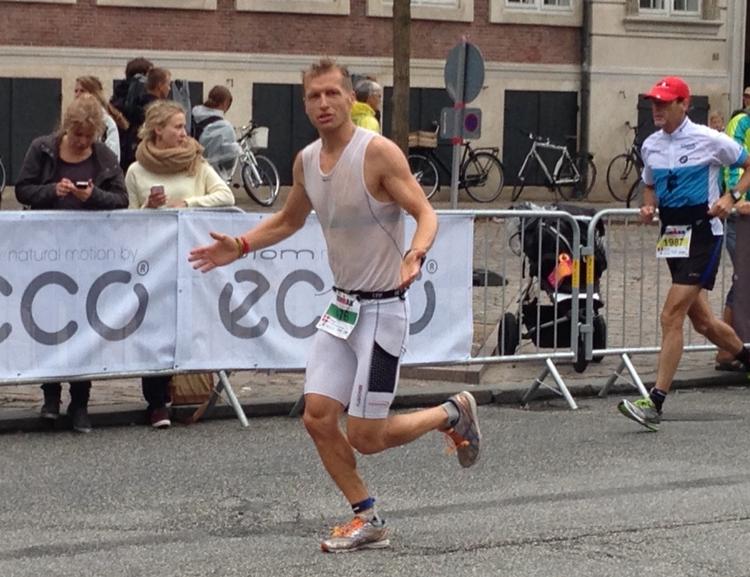 AV. Efter nogle få kilometer i løb til ironman måtte Rune se i øjnene, at han ikke kunne nå din drømmetid. Det gør ondt, og ikke bare i maven. 