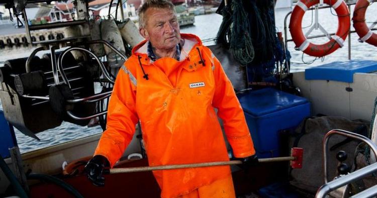Overlever. Tom Poulsen er en af de få tilbageværende fiskere på Læsø. Hans fangst kan ende på en veltilberedt tallerken (th.). 