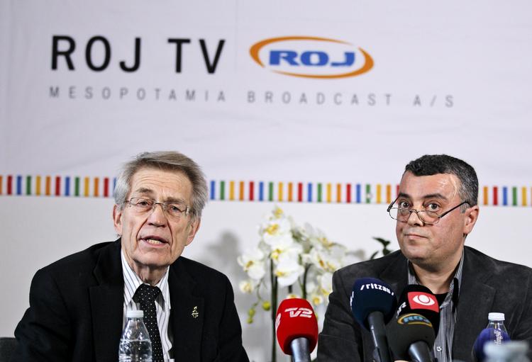 OMDISKUTERET. Den omstridte kurdiske tv-station ROJ TV, der anklages for at fremme oprørsbevægelsen PKK, har flere gange været fremme i medierne. Her ses advokat Bjørn Elmquist (til venstre) og direktør Imdat Yilmaz under et pressemøde tilbage i 2012. (arkivfoto) 