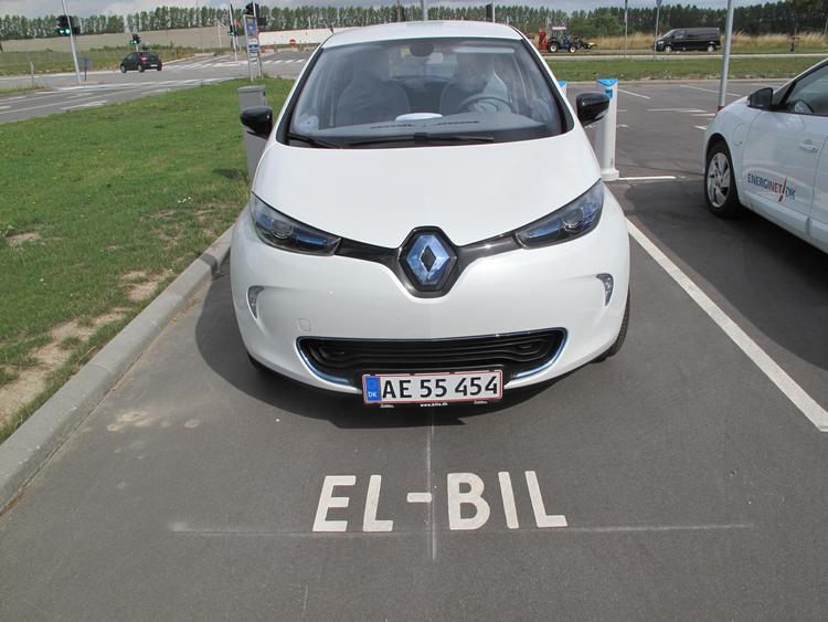 Reserveret. Her har Renault Zoe fundet sin rette plads. Det er ved en ladestander, dog fra det konkursramte Better Place. Så her får den ingen strøm 