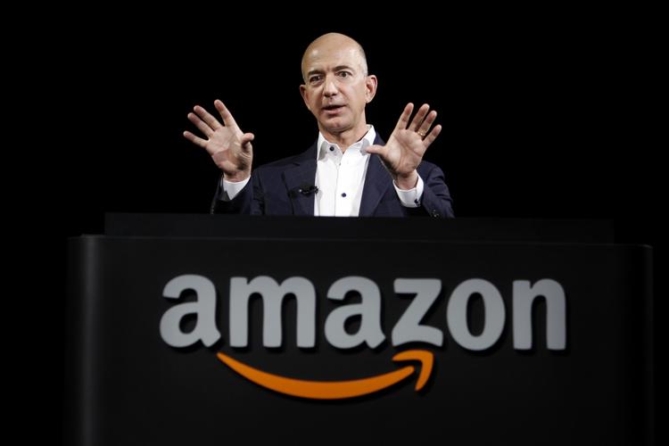 Køb. Grundlægger og ejer af Amazon, Jeff Bezos, er blot en blandt mange finansmænd i USA, der har opkøbt en medievirksomhed. 
