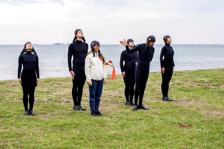 EKSERCITS. Det er altid sjovt, når en tilskuer hentes ind for at blive gennemheglet. Voilà, capitaine Fifi! De canadiske piloter i Corpus kan deres kram - her i 'A Flock of Flyers'. 